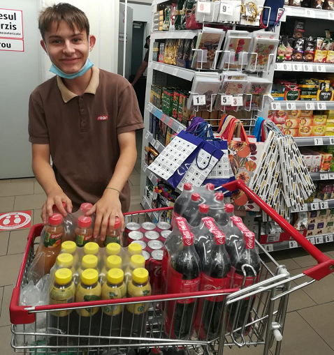 Tânăr din orfelinat la muncă