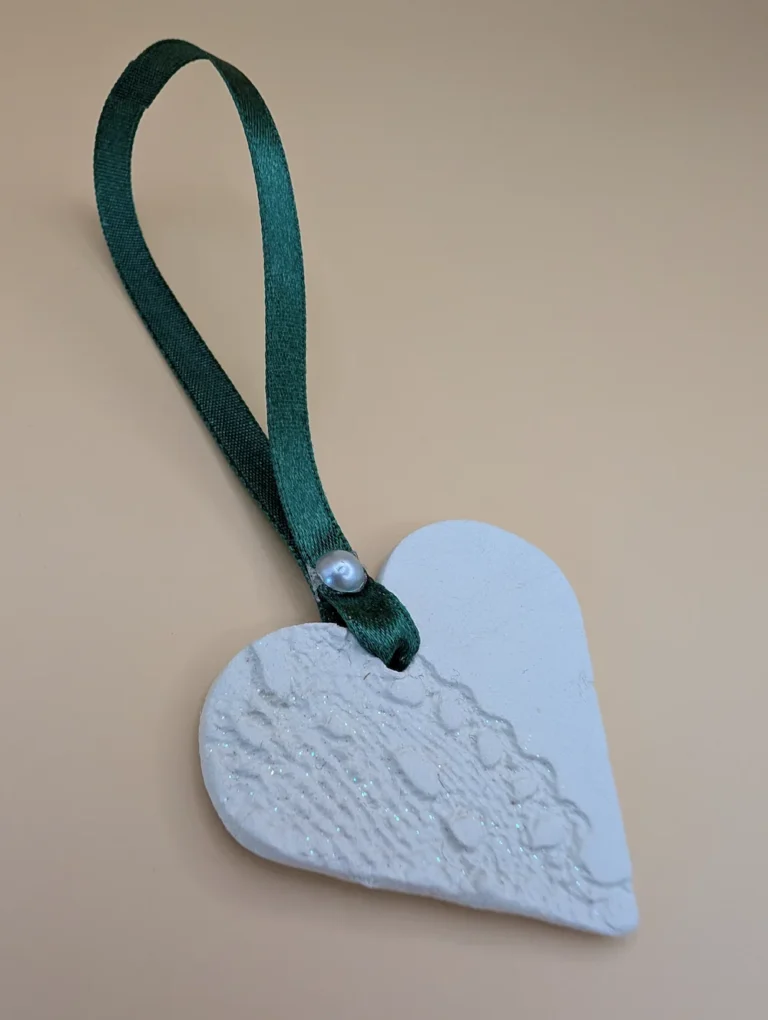 Inimioară albă din material ceramic